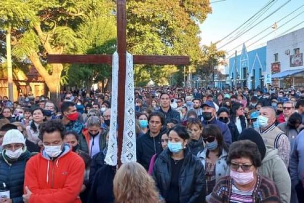 En el Vía Crucis los goyanos rezaron por la paz