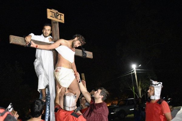 Semana Santa: Representaron el vía crucis en las calles y hasta en un anfiteatro