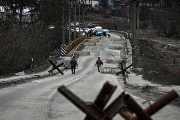 Ucrania retoma los esfuerzos para evacuar a civiles de la asediada Mariupol