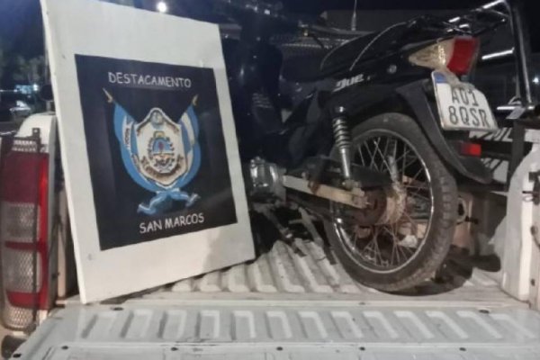 Lo atraparon haciendo piruetas con una motocicleta robada