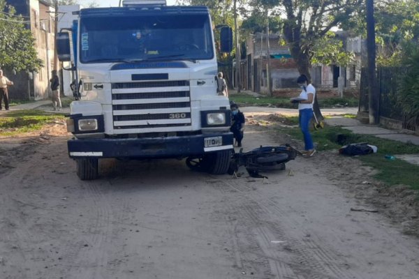 Camión retrocedió y chocó a una motocicleta: Una mujer herida