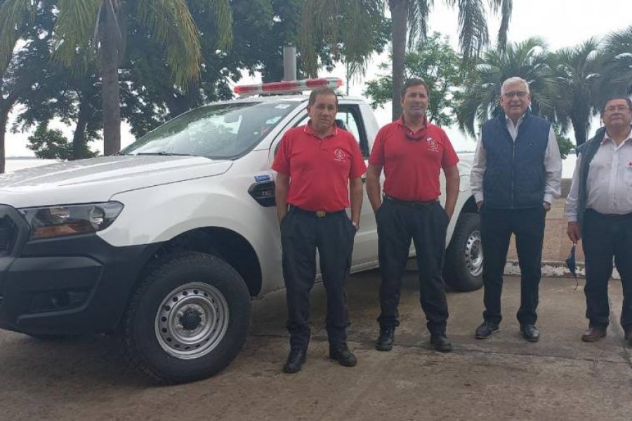 Bomberos Voluntarios de Esquina recibieron la camioneta donada por Santi Maratea