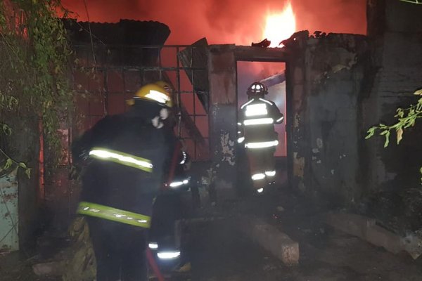 Hallaron a una mujer fallecida tras el incendio de una vivienda