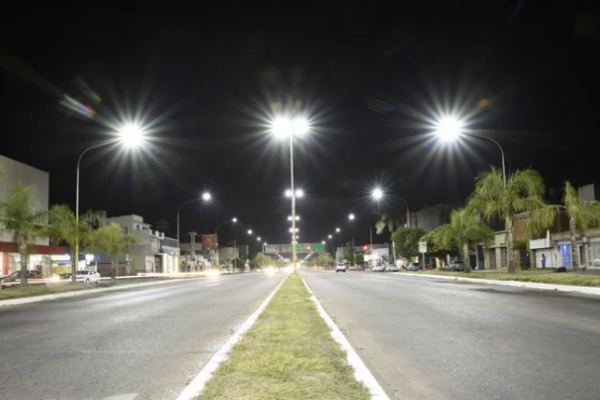 Cambian las antiguas luminarias por luces led