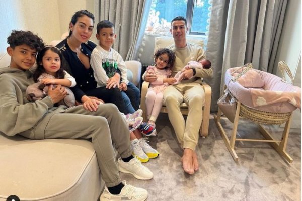 Cristiano, con la beba en brazos después del duro momento del parto