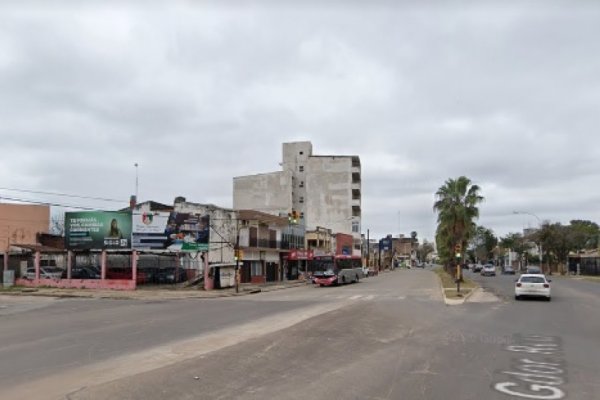 Jóvenes demorados al realizar maniobras peligrosas en transitada avenida