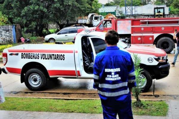 Bomberos de Itá Ibaté recibieron la camioneta donada por Santi Maratea