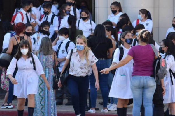 Una hora más de clases: Podría ser de forma optativa para los docentes