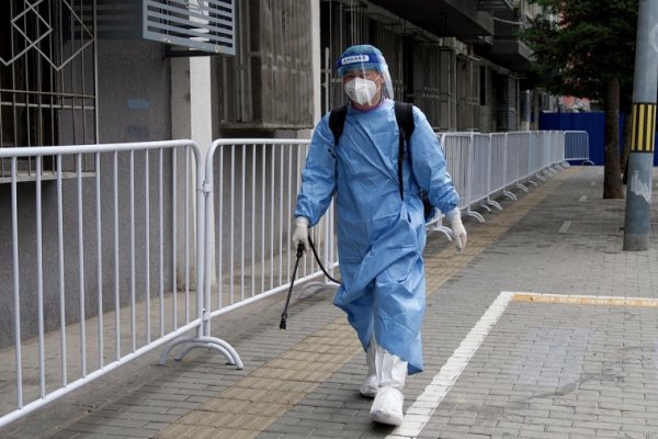 Gran ciudad de China cancela vuelos y hace test masivos por un caso de coronavirus