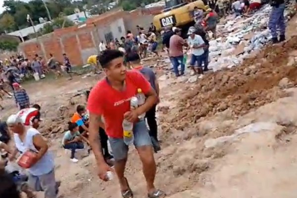 Barranqueras: Cayó la carga de un camión y vecinos se llevaron gaseosas y agua