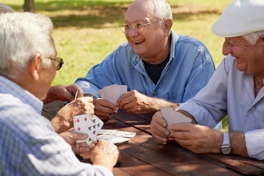 El bienestar de los adultos mayores mejoró en los últimos 8 meses