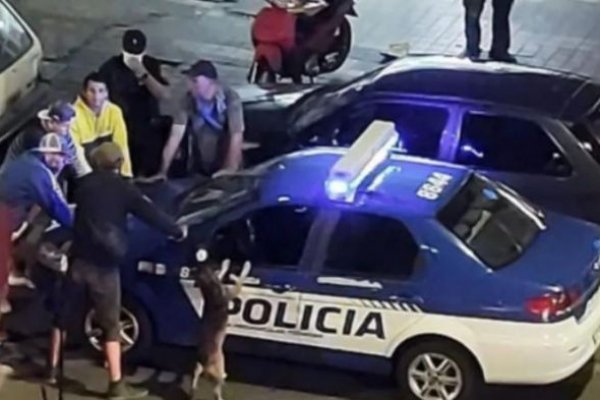 Un perro se sumó a la requisa policial y fue furor en redes sociales