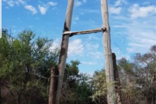 DPEC: Increíble reparación con alambres de un poste en zona rural