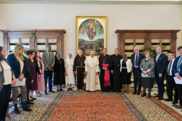El Papa pidió acompañar a víctimas de abusos en el camino de curación y de justicia