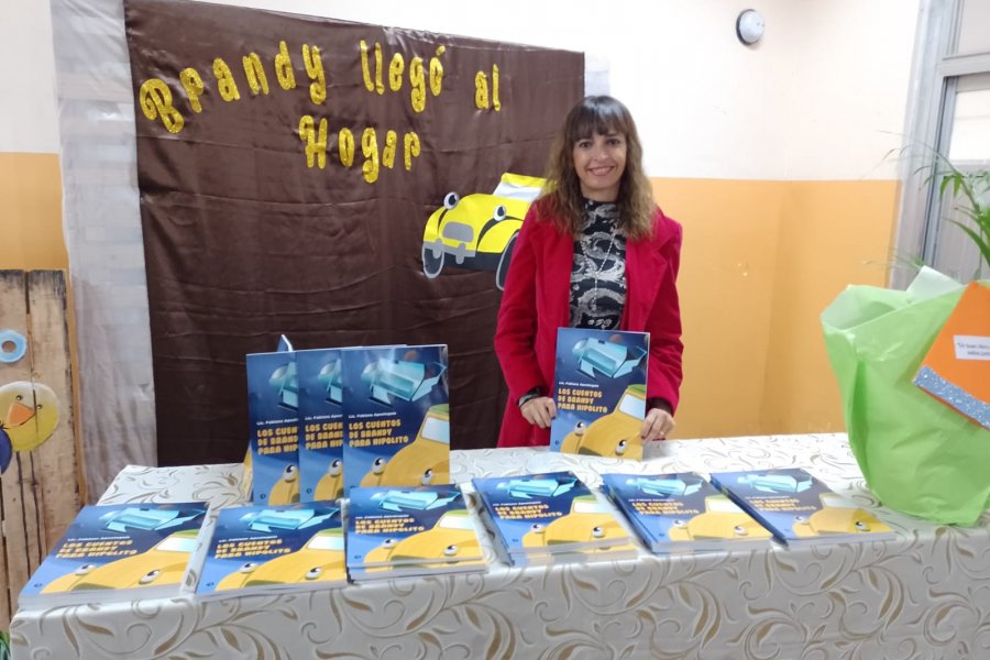 Escritora correntina dona ejemplares de su libro para los Hogares Tía Amanda y Domingo Savio