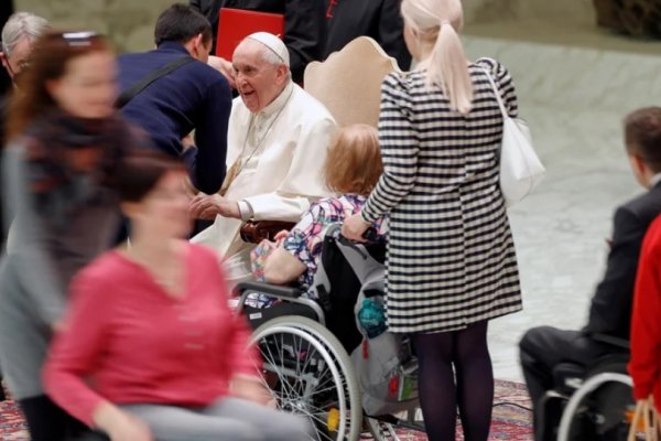 El papa Francisco contó que el médico le indicó que no camine