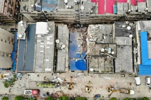 Derrumbe de un edificio en China: buscan a decenas de desaparecidos