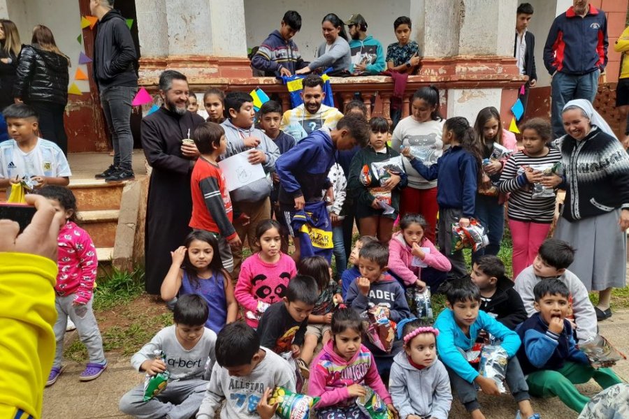 Carlos Tévez visitó un Hogar de niños en La Cruz