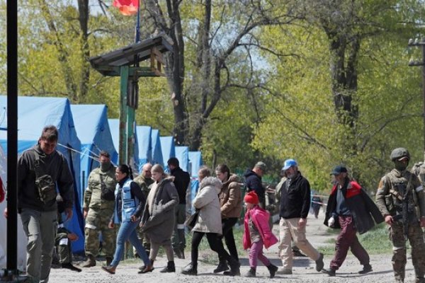 Zelensky confirmó la evacuación de 100 civiles de la planta de Mariupol