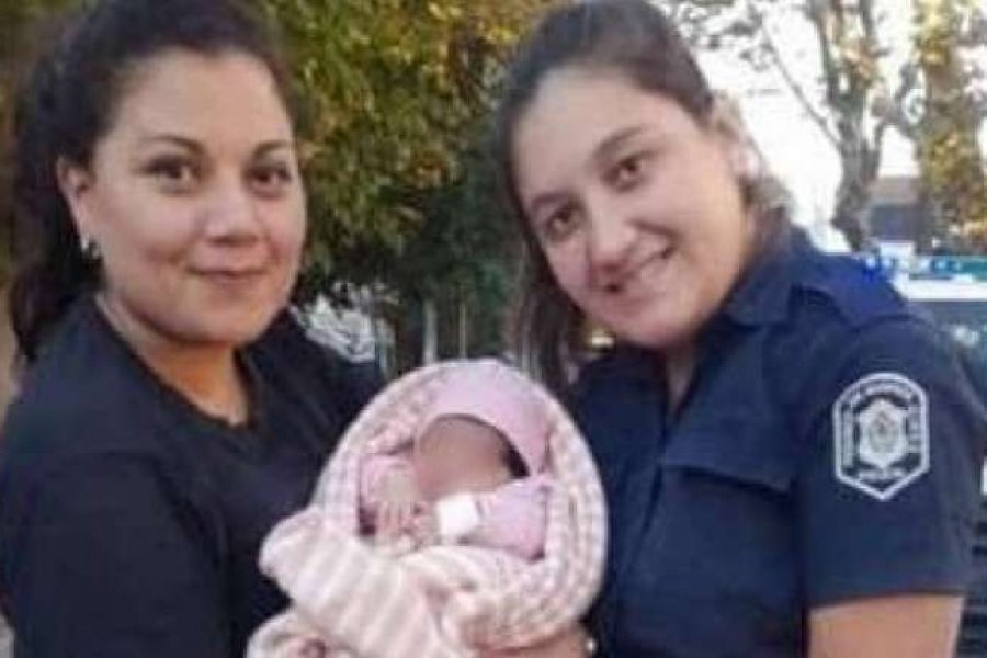Dos policías rescataron a una bebé recién nacida abandonada en una garita de gas