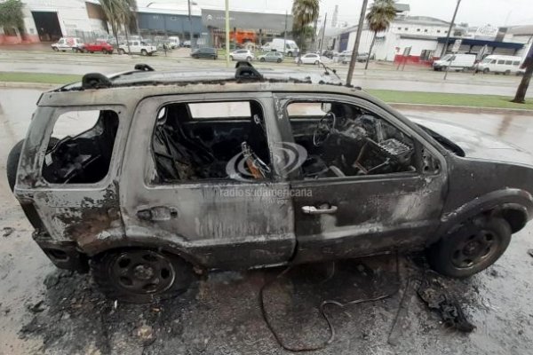 Camioneta apareció incendiada sobre la avenida Independencia