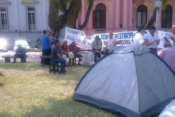 Por reclamos salariales, Policías se preparan para acampar en Plaza 25 de mayo