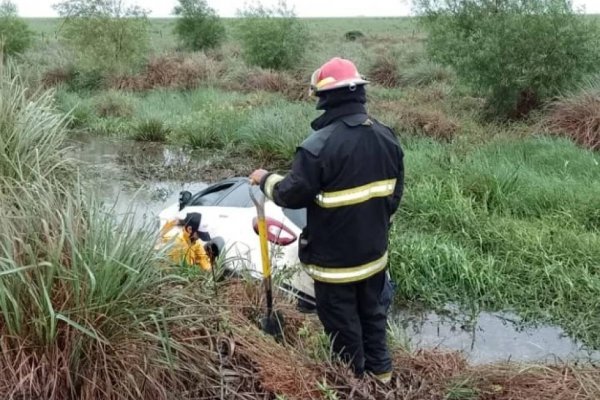 Perdió el control del auto sobre ruta 5 y terminó en el agua