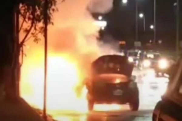 Corrientes: se incendió un auto en plena calle y analizan qué pasó