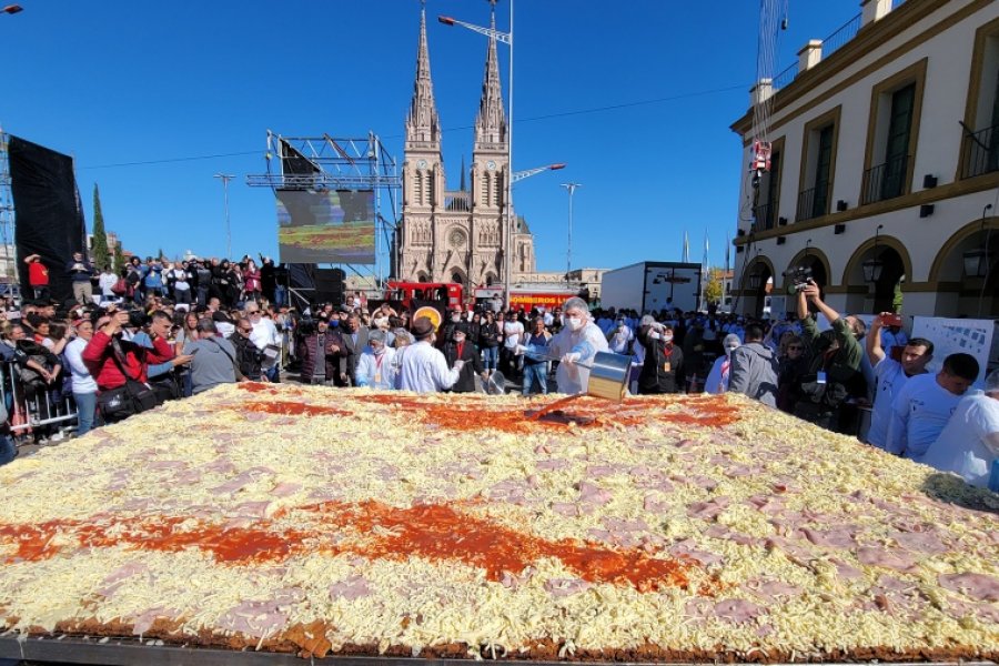 En Luján cocinaron la milanesa a la napolitana "más grande del mundo"