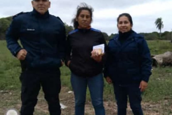 Policías localizaron a una mujer y le restituyeron dinero que había extraviado