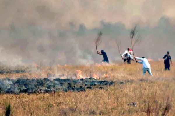 Corrientes: un incendio de basural terminó con policías y vecinos apagándolo con baldes de agua