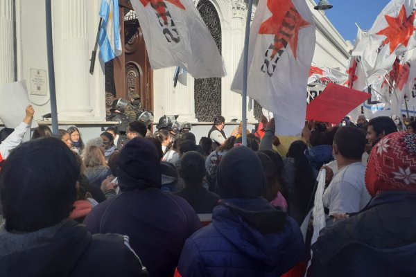 Multitudinaria manifestación frente a la Municipalidad