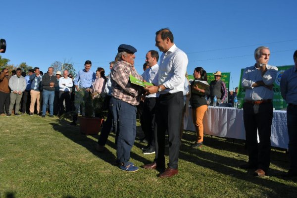 El Gobernador entregó subsidios a productores correntinos afectados por los incendios