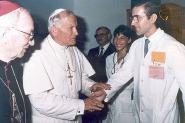 Médico dona al Vaticano el estetoscopio con el que atendió a Juan Pablo II en Corrientes