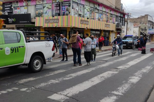 Tensión en plena peatonal Junín entre un vendedor y personal Municipal