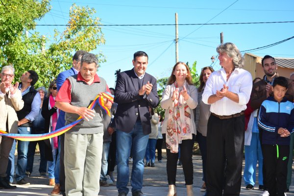 Irigoyen inauguró pavimento en calle Sarratea y anunció mas obras para Curuzú