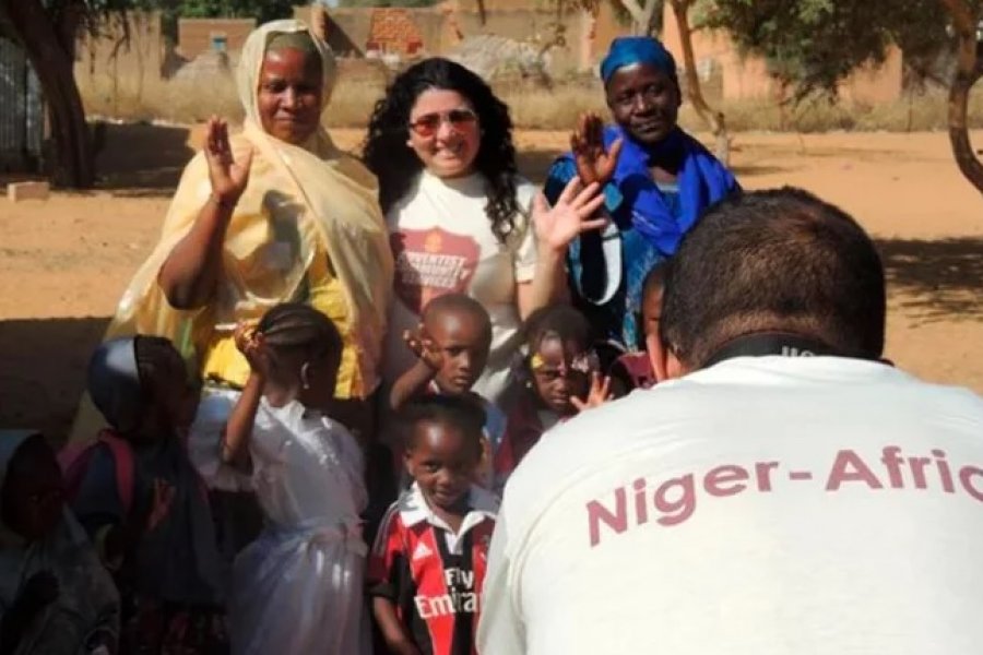 Una correntina ayudó a reconstruir un pueblo devastado por un temporal en África