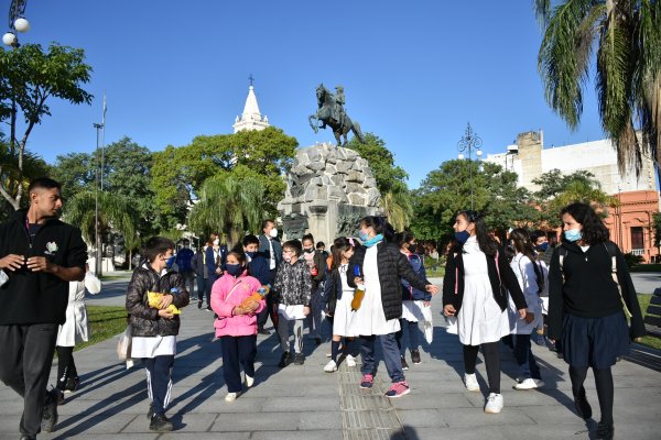 Alumnos visitan el casco histórico de la ciudad de Corrientes en el marco de  recorridos guiados