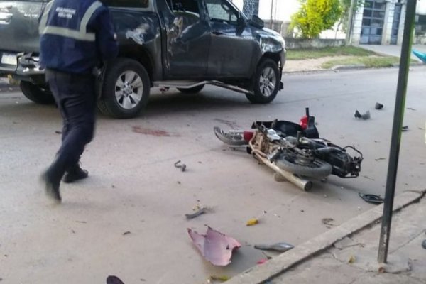 Motociclista gravemente herido tras chocar contra una camioneta