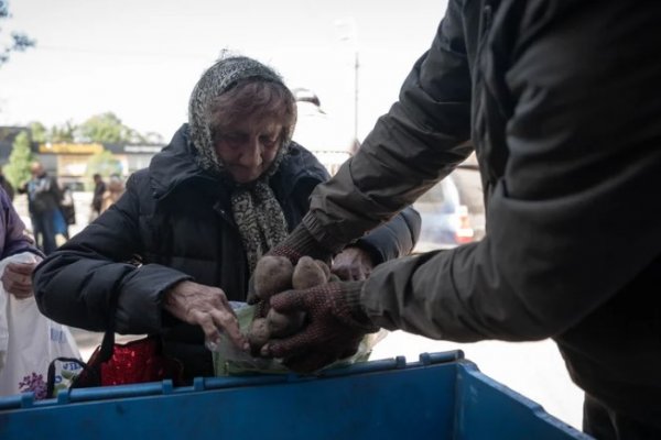Ucrania: Ancianos de Kharkiv hacen una larga fila desde la madrugada para recibir medio pollo congelado