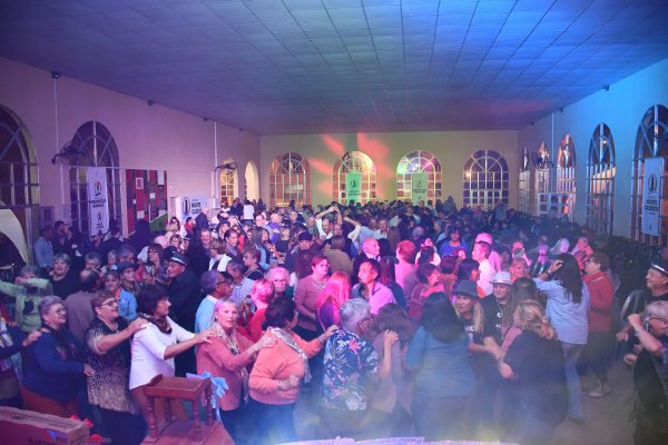 Monte Caseros vivió la noche del  reencuentro en el Baile de ‘’Cincuenta y Pico’’
