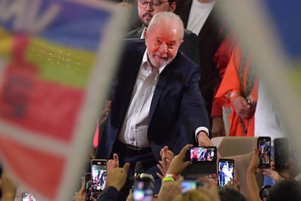Lula lanzó su candidatura en Brasil y convocó a 