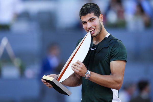 Alcaraz aplastó a Zverev y conquistó el Masters 1000 de Madrid