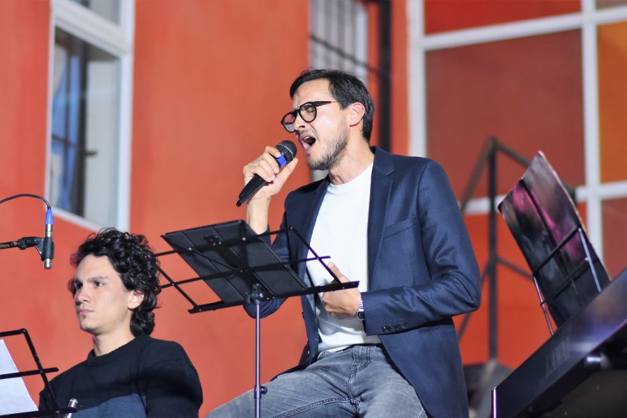 Manuel Núñez Camelino deslumbró con un concierto lírico en el barrio San Gerónimo