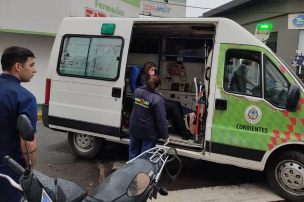 Una mujer se desmayó y se cayó de la moto en marcha en plano centro correntino