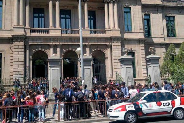 El director de un colegio fue condenado a hacer terapia tras denuncias por violencia de género