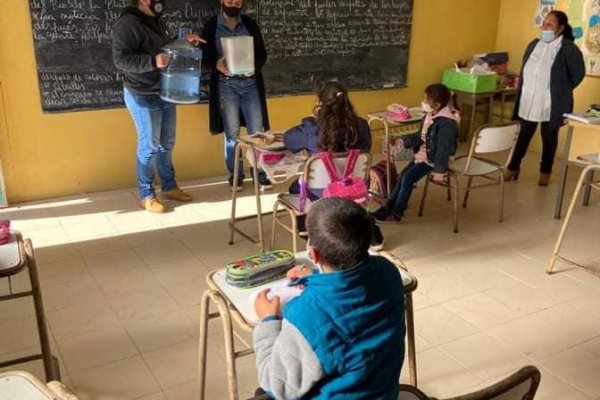 Entrega de equipos biopotabilizadores en el Paraje Santa Rosa de Alvear