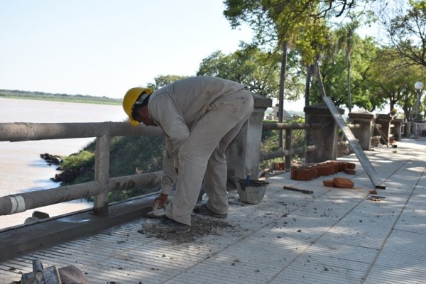 Restauran las barandas y pilastras de la costanera General San Martín