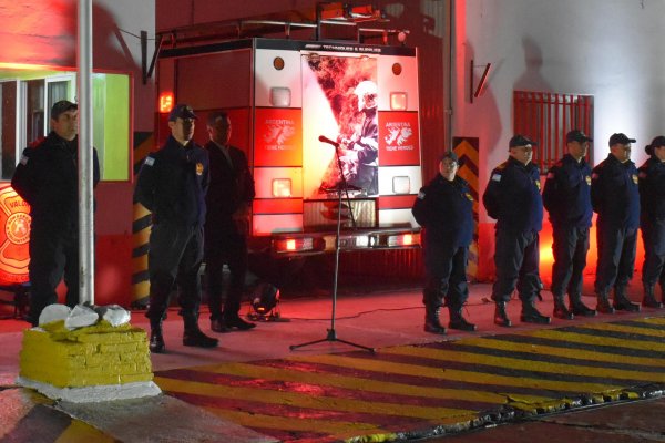 Con gran fervor patriótico se cantó el Himno Nacional Argentino frente al Cuartel de Bomberos