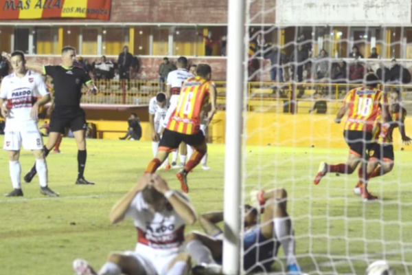 Boca Unidos reaccionó en el final y festejó por primera vez de local